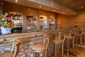 - un bar avec des tabourets en bois dans un restaurant dans l'établissement Le Zenith Hotel & Spa, à Casablanca