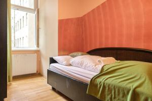 Spacy 2BR Apt. Ideal For Longstays房間的床