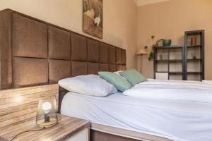 Spacy 2BR Apt. Ideal For Longstays房間的床