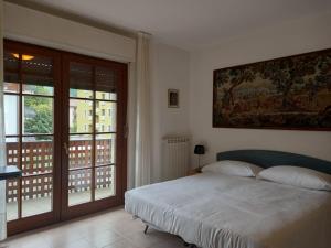 - une chambre avec un lit et une grande fenêtre dans l'établissement Residence Biancaneve, à Aprica