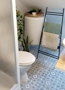 ルーアンにあるGite Les Lanternesのタイルフロアのバスルーム(トイレ付)