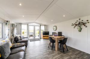 Posezení v ubytování FAIRVIEW FARM Holiday Accommodation 14 Luxury Lodges, Cabins, Dog Friendly, Suitable for Couples, Families and Groups, Wedding Guests , Corporate events, Sleeps 2-65 guests in Ravenshead, Nottingham near Sherwood Forest, set in 88 acres