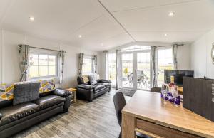 Posezení v ubytování FAIRVIEW FARM Holiday Accommodation 14 Luxury Lodges, Cabins, Dog Friendly, Suitable for Couples, Families and Groups, Wedding Guests , Corporate events, Sleeps 2-65 guests in Ravenshead, Nottingham near Sherwood Forest, set in 88 acres