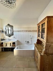 Ένα μπάνιο στο Sonnige Wohnung mit Garten am fränkischen Seenland