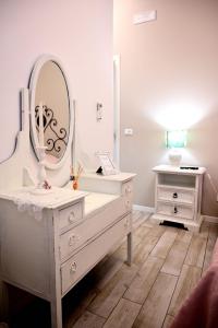 biały toaletka z lustrem i komodą w obiekcie La Garampa w mieście Cesena