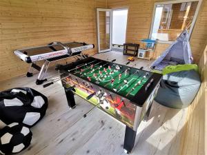 Habitación con mesa de ping pong y mesa de billar. en Domki letniskowe Sarbinowska Jaskółka en Sarbinowo