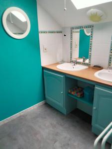 ein Badezimmer mit 2 Waschbecken und einem Spiegel in der Unterkunft L'école buissonnière 