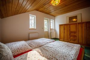 a bedroom with a bed and a wooden ceiling at Haus Schrammsteinblick in Ostrau