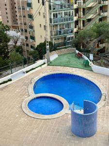 Pogled na bazen v nastanitvi Precioso apartamento con magníficos vistas al mar oz. v okolici