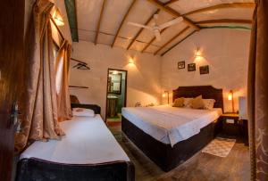 una camera da letto con due letti in una stanza di 360 Rainforest a Deniyaya