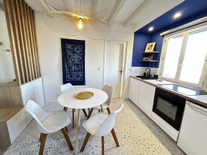 Kuchyňa alebo kuchynka v ubytovaní Nice Chateau Duplex Menica vue sur le vieux Nice