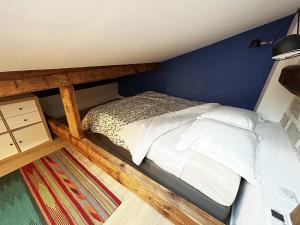 Posteľ alebo postele v izbe v ubytovaní Nice Chateau Duplex Menica vue sur le vieux Nice