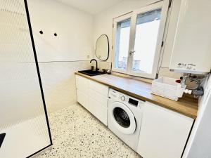 Kuchyňa alebo kuchynka v ubytovaní Nice Chateau Duplex Menica vue sur le vieux Nice