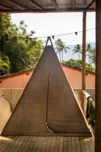 a large triangular pyramid on a wooden deck at Beer Hostel Suites Privativas e Compartilhadas in Ilhabela