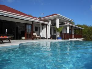 a swimming pool in front of a house at IJEOMA HOUSE in Bequia