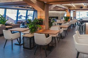 Reštaurácia alebo iné gastronomické zariadenie v ubytovaní Hotel Meta Resort & Vine SPA