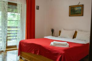 Łóżko lub łóżka w pokoju w obiekcie Pensiunea Casa Elena