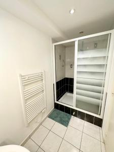 baño con ducha a ras de suelo y espejo en Appartement T3 cosy – Entre bourg et plages, en Ploemeur