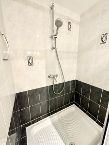 a shower with a drain in a bathroom at Appartement T3 cosy – Entre bourg et plages in Ploemeur