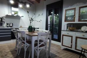 a kitchen with a table and chairs in a room at Precioso Apartamento 2 Hab con Bañera Hidromasaje in O Barco de Valdeorras