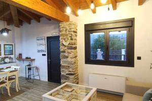 Pokój z kamiennym filarem i czarnymi drzwiami w obiekcie Precioso Apartamento 2 Hab con Bañera Hidromasaje w mieście O Barco de Valdeorras
