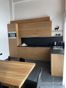 Кухня или мини-кухня в Dolomia Apartments & Spa
