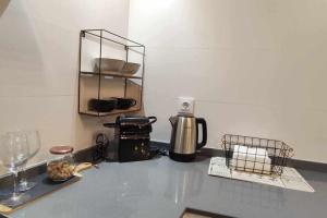 encimera de cocina con cafetera en Precioso Apartamento 1 Hab con Bañera Hidromasaje, en O Barco de Valdeorras
