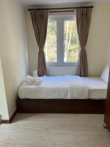 Una cama o camas en una habitación de Nagarkot Resort PVt. Ltd