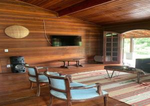 sala de estar con sofá, mesa y fogones en Casa acolhedora com lazer e espaço gourmet, en Petrópolis
