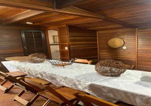 une salle à manger avec une table et des chaises blanches dans l'établissement Casa acolhedora com lazer e espaço gourmet, à Petrópolis