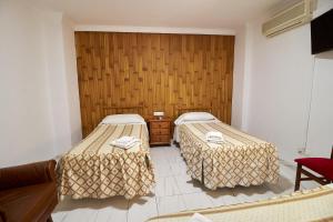 Postel nebo postele na pokoji v ubytování Hotel Virgen de los Reyes