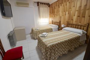 Postel nebo postele na pokoji v ubytování Hotel Virgen de los Reyes
