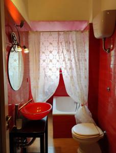 ナポリにあるPanoramico con terrazzoのバスルーム(トイレ、洗面台、バスタブ付)