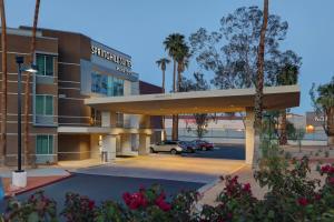 una representación de la parte delantera de un hotel con aparcamiento en SpringHill Suites by Marriott Palm Desert, en Palm Desert