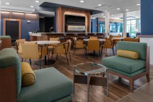 Lounge nebo bar v ubytování Courtyard by Marriott Memphis East Galleria