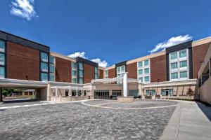 an empty courtyard in front of a brick building at SpringHill Suites by Marriott Nashville Brentwood in Brentwood