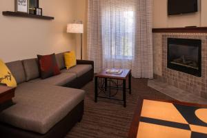 uma sala de estar com um sofá e uma lareira em Residence Inn by Marriott Albuquerque Airport em Albuquerque