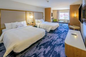 um quarto de hotel com duas camas e uma televisão em Fairfield Inn & Suites Scranton Montage Mountain em Moosic