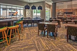 a restaurant with tables and chairs and a bar at SpringHill Suites by Marriott Nashville Brentwood in Brentwood