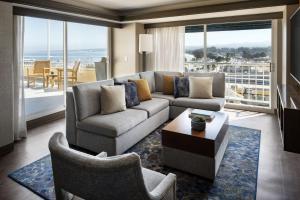 Posezení v ubytování Monterey Marriott