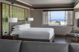 Postel nebo postele na pokoji v ubytování Monterey Marriott + 37 fotografií
