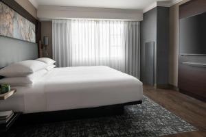 Postel nebo postele na pokoji v ubytování Monterey Marriott