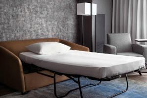 Postel nebo postele na pokoji v ubytování Monterey Marriott