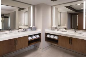 Koupelna v ubytování Monterey Marriott
