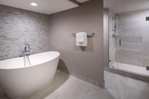 Koupelna v ubytování Monterey Marriott