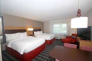 TownePlace Suites by Marriott Charleston-North Charleston في تشارلستون: غرفة فندقية بسريرين وتلفزيون بشاشة مسطحة