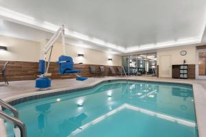 uma piscina num quarto de hotel com piscina em Fairfield Inn & Suites by Marriott Charlottesville Downtown/University Area em Charlottesville