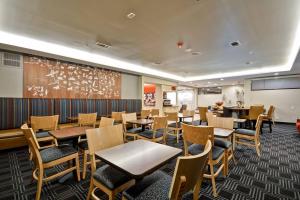 En restaurant eller et andet spisested på TownePlace Suites Dallas/Lewisville