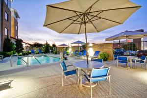Swimmingpoolen hos eller tæt på TownePlace Suites Dallas/Lewisville