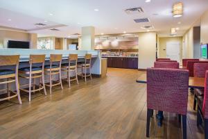 a lobby with a bar with chairs and a counter at TownePlace Suites by Marriott Cookeville in Cookeville